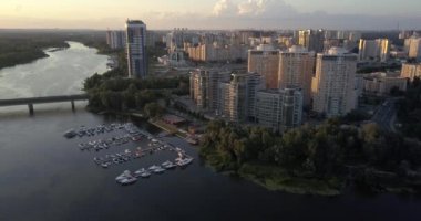 Kiev, Ukrayna - Drone uçuş Dnieper Nehri, Patona Köprüsü üzerinde