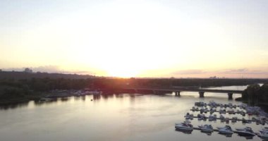 Kiev, Ukrayna - Drone uçuş Dnieper Nehri, Patona Köprüsü üzerinde