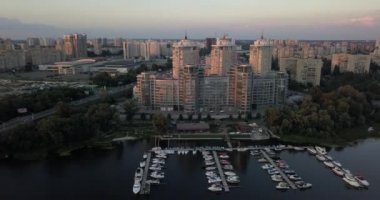 Kiev, Ukrayna - Drone uçuş Dnieper Nehri, Patona Köprüsü üzerinde