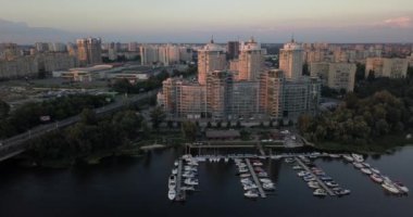Kiev, Ukrayna - Drone uçuş Dnieper Nehri, Patona Köprüsü üzerinde