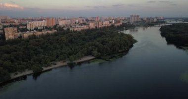 Kiev, Ukrayna - Drone uçuş Dnieper Nehri, Patona Köprüsü üzerinde
