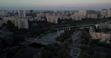 Kiev, Ukrayna - Drone uçuş Dnieper Nehri, Patona Köprüsü üzerinde
