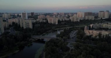 Kiev, Ukrayna - Drone uçuş Dnieper Nehri, Patona Köprüsü üzerinde