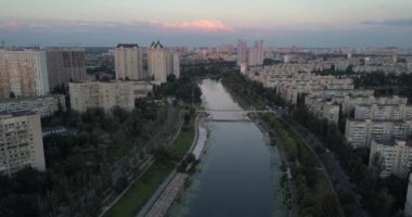 Kiev, Ukrayna - Drone uçuş Dnieper Nehri, Patona Köprüsü üzerinde