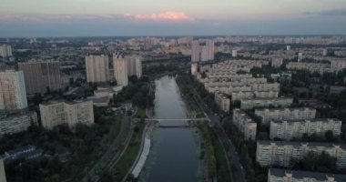Kiev, Ukrayna - Drone uçuş Dnieper Nehri, Patona Köprüsü üzerinde