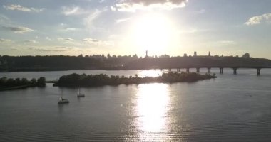 Kiev, Ukrayna - Drone uçuş Dnieper Nehri, Patona köprü ve Rusanovka bölgesi üzerinde