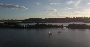 Kiev, Ukrayna - Drone uçuş Dnieper Nehri, Patona Köprüsü üzerinde