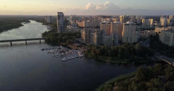 Kiev, Oekraïne - Drone-vlucht over de Dnjepr, Patona brug — Stockvideo