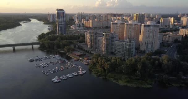 Київ - дрон політ над Дніпром, Міст Патона — стокове відео
