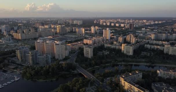 KIEV, UCRAINA - Volo del drone sul fiume Dnieper, ponte di Patona — Video Stock