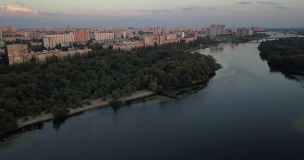 Kiev, Oekraïne - Drone-vlucht over de Dnjepr, Patona brug — Stockvideo