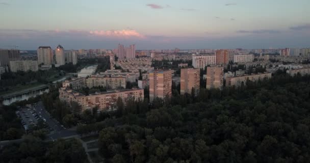 КИЕВ, УКРАИНА - Полет беспилотника над Днепром, мост Патона — стоковое видео