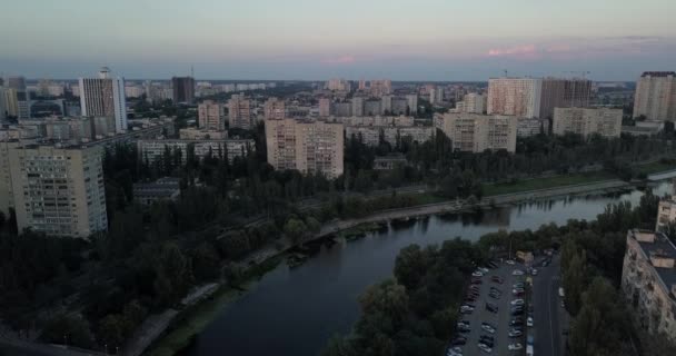 KIEV, UCRANIA - Vuelo con drones sobre el río Dnieper, puente de Patona — Vídeos de Stock