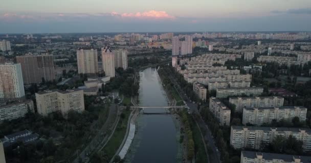 Kiev, Ukraina - Drone flygning över floden Dnepr, Patona bro — Stockvideo