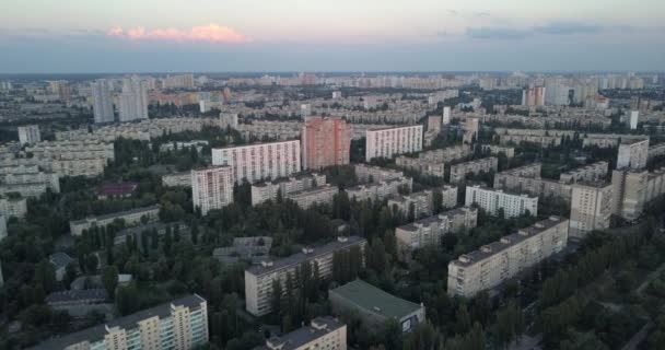Kiev, Oekraïne - Drone-vlucht over de Dnjepr, Patona brug — Stockvideo