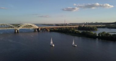 Kiev, Ukrayna - Drone uçuş Dnieper Nehri, Patona Köprüsü üzerinde
