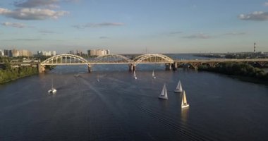 Kiev, Ukrayna - Drone uçuş Dnieper Nehri, Patona Köprüsü üzerinde