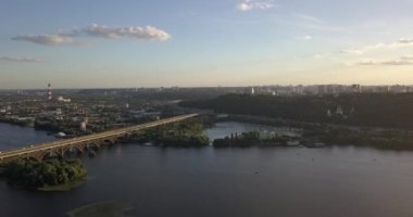 Kiev, Ukrayna - Drone uçuş Dnieper Nehri, Patona Köprüsü üzerinde