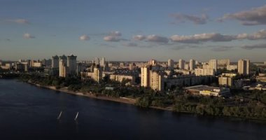 Kiev, Ukrayna - Drone uçuş Dnieper Nehri, Patona Köprüsü üzerinde