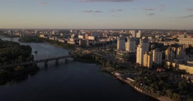 Kiev, Ukrayna - Drone uçuş Dnieper Nehri, Patona Köprüsü üzerinde