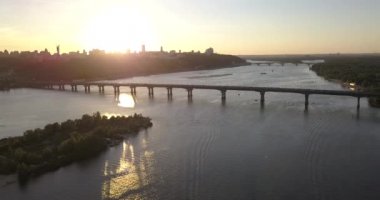 Kiev, Ukrayna - Drone uçuş Dnieper Nehri, Patona Köprüsü üzerinde