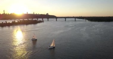 Kiev, Ukrayna - Drone uçuş Dnieper Nehri, Patona Köprüsü üzerinde