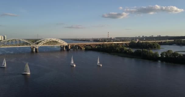 KIEV, UKRAINE - Vol par drone au-dessus de la rivière Dniepr, pont Patona — Video