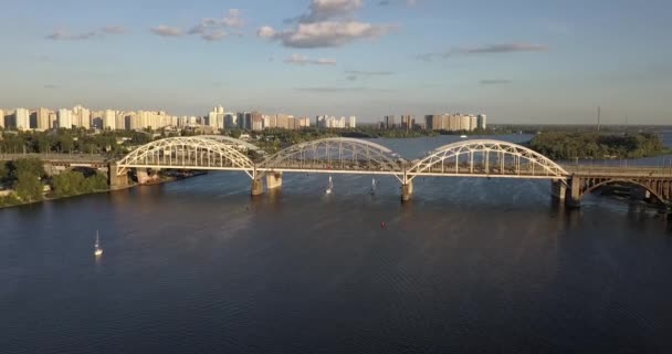 Kiev, Ukrayna - Drone uçuş Dnieper Nehri, Patona Köprüsü üzerinde — Stok video