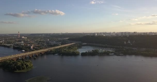 Kiev, Oekraïne - Drone-vlucht over de Dnjepr, Patona brug — Stockvideo