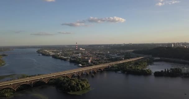 Kiev, Oekraïne - Drone-vlucht over de Dnjepr, Patona brug — Stockvideo