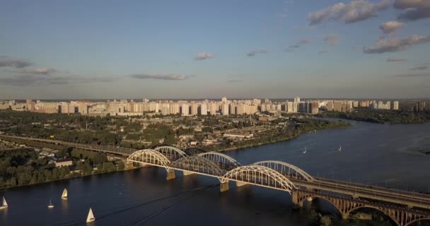 KIEV, UCRANIA - Vuelo con drones sobre el río Dnieper, puente de Patona — Vídeo de stock