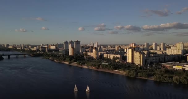 KIEV, UCRAINA - Volo del drone sul fiume Dnieper, ponte di Patona — Video Stock