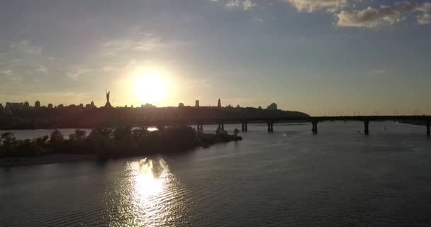 Kyjev, Ukrajina - Drone letu přes řeku Dněpr, Patona most — Stock video