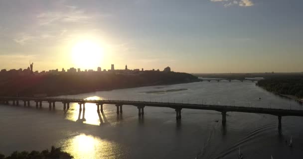 Kiev, Ukrajna - Drone repülés Dnyeper folyón, Patona híd — Stock videók