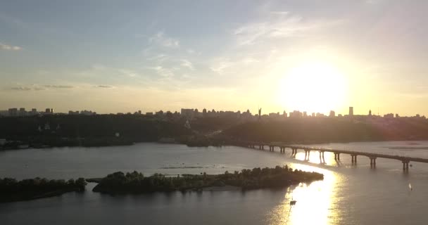 KIEV, UKRAINE - Vol par drone au-dessus de la rivière Dniepr, pont Patona — Video