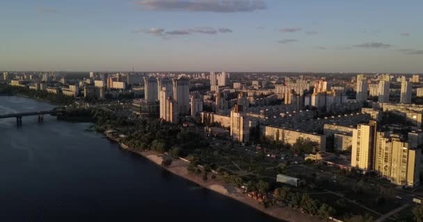 KIEV, UCRANIA - Vuelo con drones sobre el río Dnieper, puente de Patona — Vídeo de stock