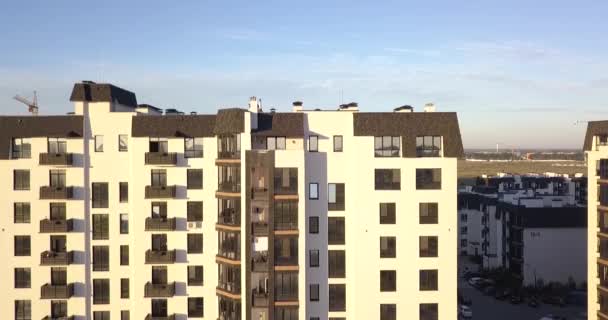 Aéreo de um complexo residencial pobre — Vídeo de Stock
