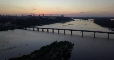 Dron Patons köprü Dnipro Nehri paraleldir.