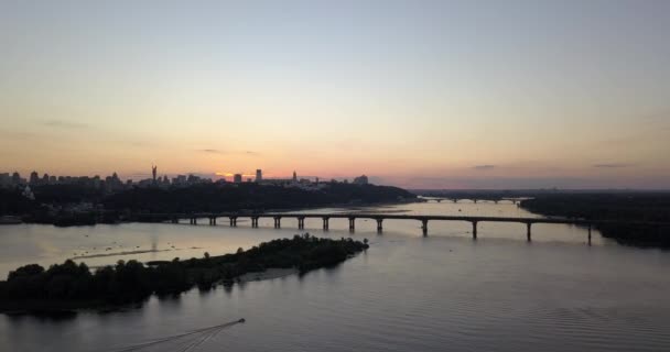 无人机平行 Patons 桥横跨 Dnipro 河 — 图库视频影像