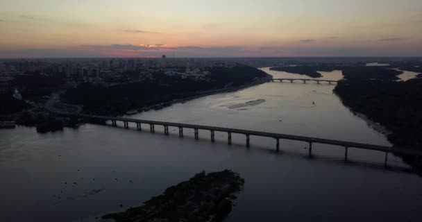 Drone se asemeja al puente Patons a través del río Dnipro — Vídeo de stock