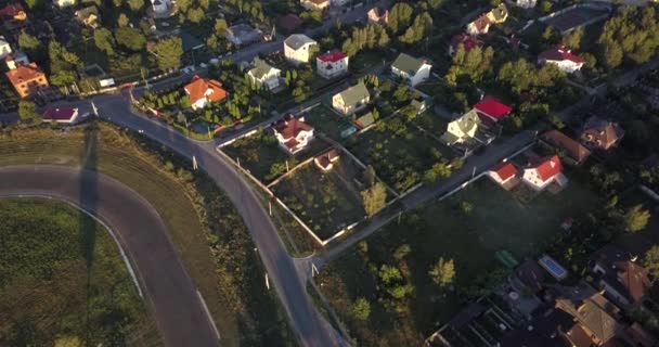 AERIAL SHOT: маленькая деревня или игрушечный корабль — стоковое видео