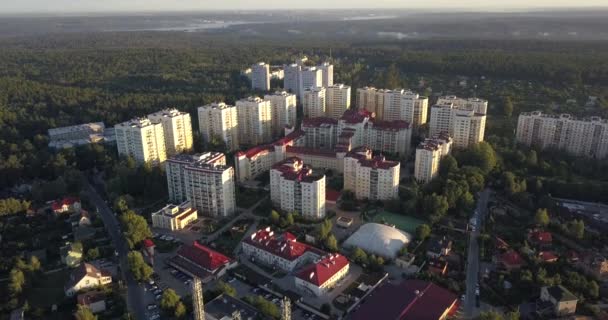 Vzdušný záběr: Krásné malé vesnice nebo město — Stock video