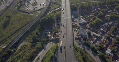 Hava dikey atış. Araba yolun kenarında sürüş. 4 k 4096 x 2160 piksel
