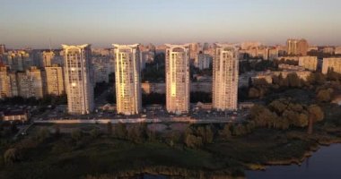 Cityscape günbatımı manzaralı şehir üzerinde düşük uçan. 4 k 4096 x 2160 piksel
