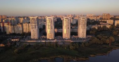 Cityscape günbatımı manzaralı şehir üzerinde düşük uçan. 4 k 4096 x 2160 piksel
