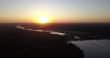 Cityscape günbatımı manzaralı şehir üzerinde düşük uçan. 4 k 4096 x 2160 piksel