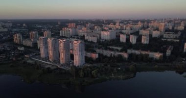 Cityscape günbatımı manzaralı şehir üzerinde düşük uçan. 4 k 4096 x 2160 piksel