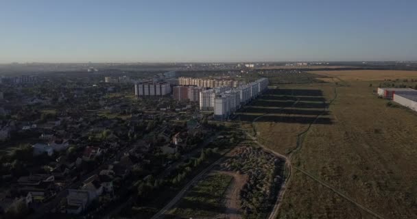 Drone disparo de solitario edificio de gran altura en el bosque 4k 4096 x 2160 píxeles — Vídeos de Stock