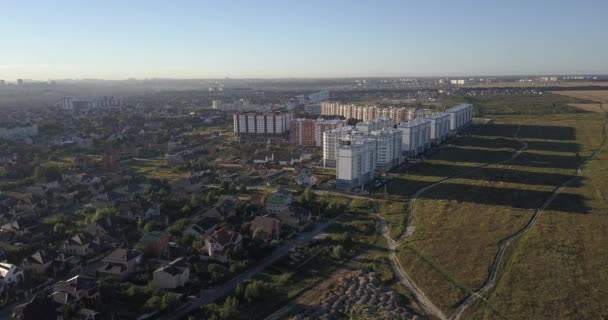 Vue par drone d'une tour isolée dans une forêt 4k 4096 x 2160 pixels — Video