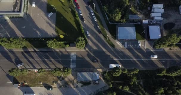 Disparo vertical aéreo. Coches conduciendo por la carretera. 4k 4096 x 2160 píxeles — Vídeos de Stock